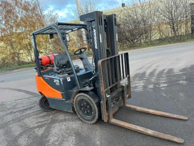 DOOSAN G25E-5 TRIPLEX FORKLIFT