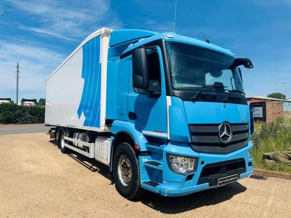 MERCEDES-BENZ ANTOS 2527 6X2 FRIDGE