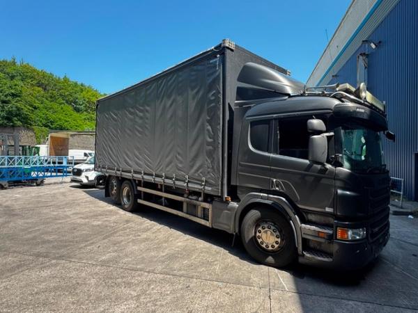 SCANIA P380 6X2 CURTAINSIDER