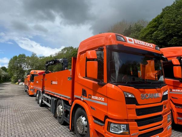 SCANIA P420 8X2 DROPSIDE BRICK GRAB