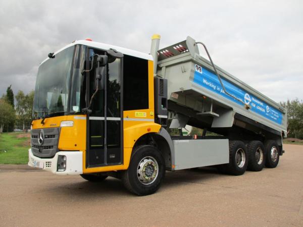 MERCEDES-BENZ ECONIC 3235 8X4 TRIDEM STEEL TIPPER