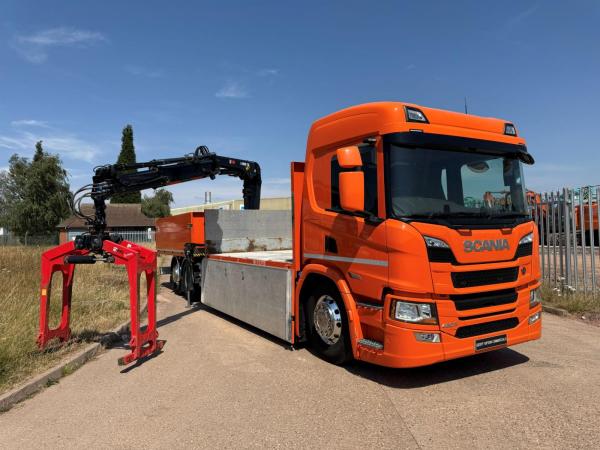 SCANIA P420 8X2 DROPSIDE BRICK GRAB