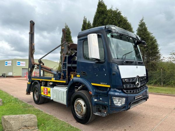MERCEDES-BENZ AROCS 1824 18 TON SKIP LOADER