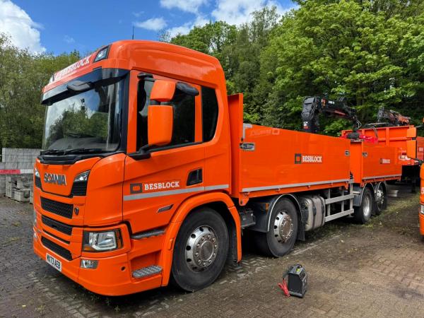 SCANIA P420 8X2 DROPSIDE BRICK GRAB