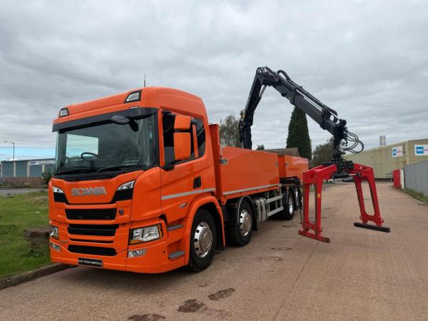 SCANIA P420 8X2 DROPSIDE BRICK GRAB
